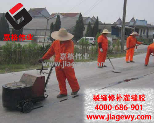 萬通公路養(yǎng)護(hù)隊停止瀝青灌縫膠灌縫作業(yè)，確保高考學(xué)生安全通暢出行