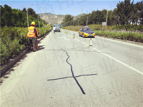嘉格公路貼縫帶讓道路養(yǎng)護(hù)不再苦、臟、累