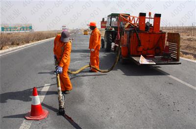 針對道路路面裂縫,應(yīng)采取什么樣的嘉格灌縫膠進行灌縫處理呢？